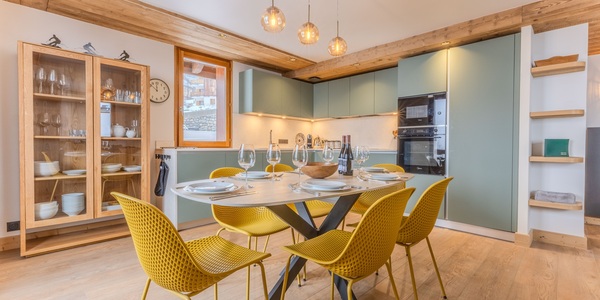 Saskia Lodges 302 dining and kitchen